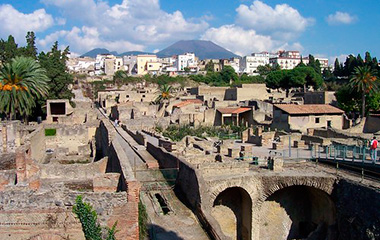 scavi di Ercolano con Vesuvio