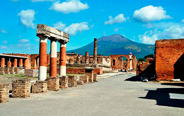 scavi di Pompei con Vesuvio