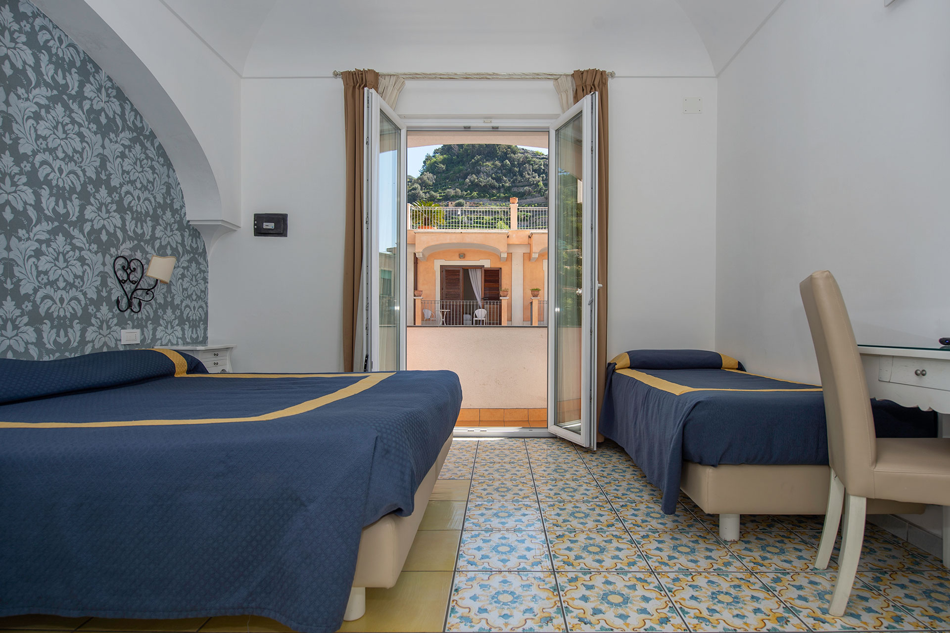 standard triple room