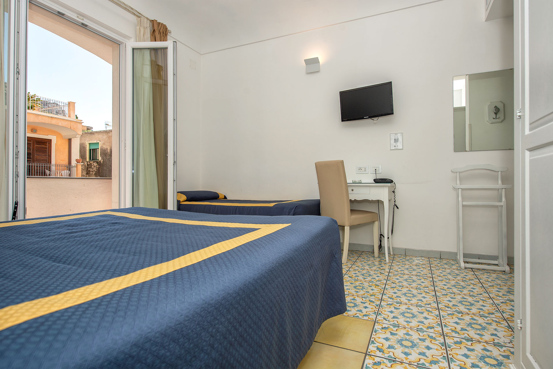 standard triple room