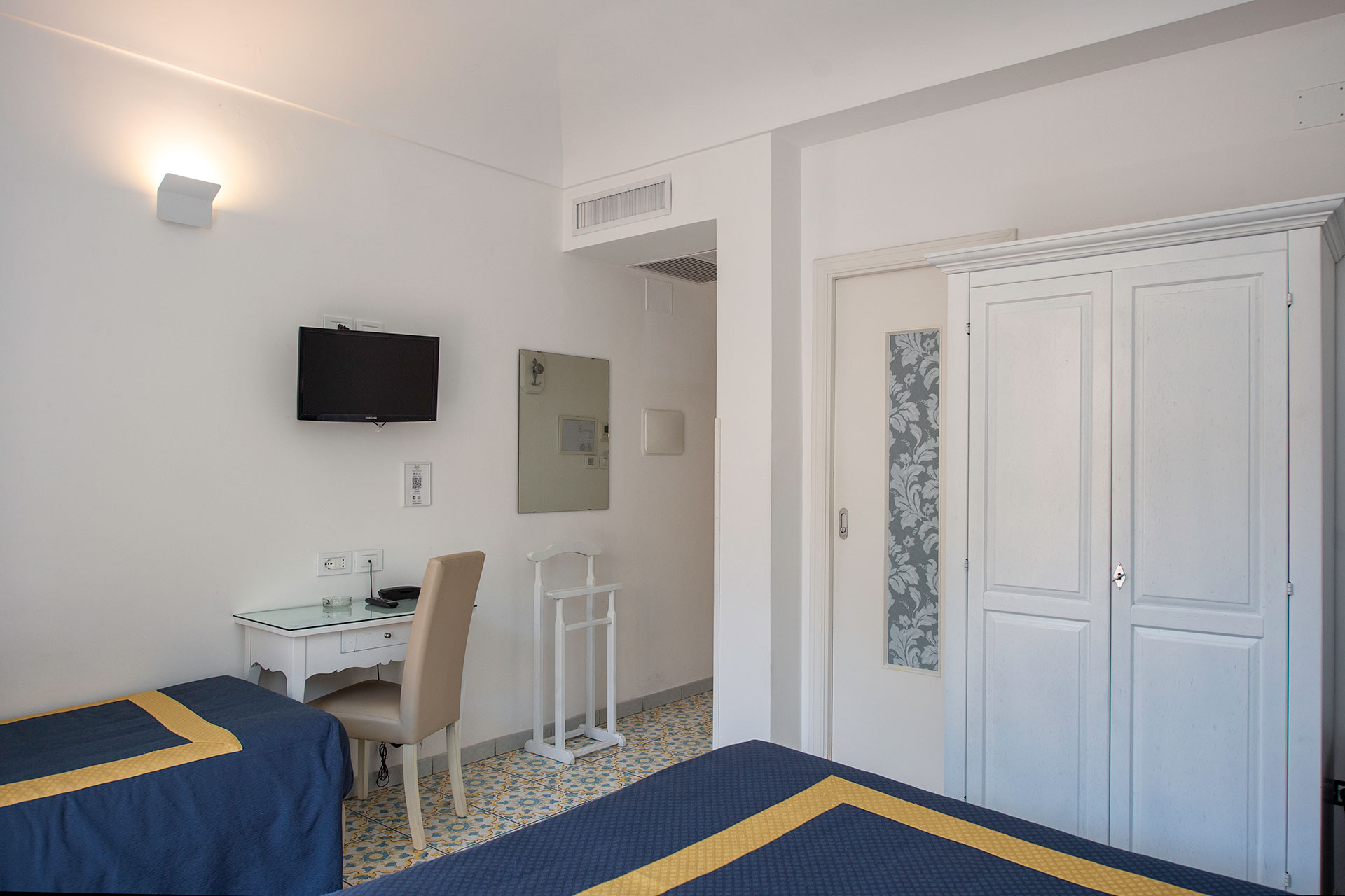 standard triple room